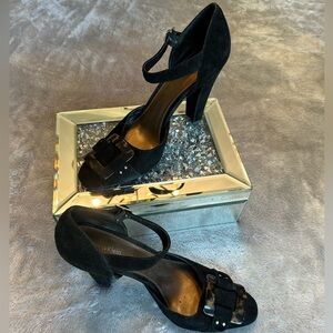 Description- Black heel and cheetah buckle
Brand-Calvin Klein
Size-Women’s 8 1/2